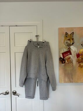 EUC Heather Gray Spanx Air Essentials 2 piece set Crewneck Taper Cuff Pant M L